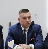 mężczyzna w garniturze- Waldemar Pyracki