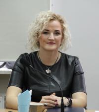 kobieta przy mikrofonie- Magdalena Łączkowska