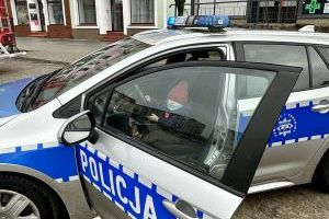 Małe dziecko siedzi za kierownicą auta policyjnego (2)