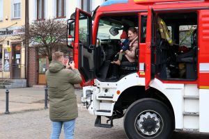 Publiczność ogląda od wewnątrz auto straży pożarnej