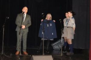 Burmistrz Nidzicy przemawia na scenie