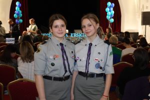Dwie harcerki pozują do zdjęcia