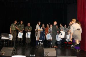 Harcerki i harcerze odbieraja prezenty od Burmistrza