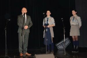 Harcerki w towarzystwie Burmistrza stoją na scenie