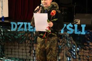 Harcerz przemawia przed sceną