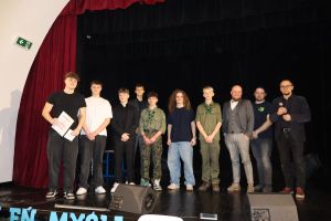 Harcerze na scenie w towarzystwie jury