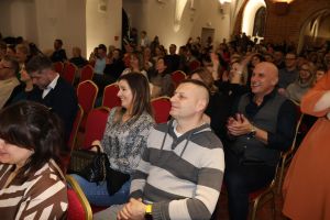 Publiczność na sali radośnie oklaskuje występ harcerzy