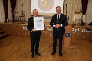 Burmistrz wręcza podziękowania dyrektorowi szkoły
