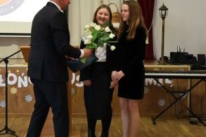 Dyrektor wręcza kwiaty uczennicom