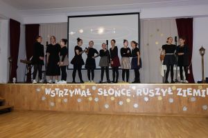Uczennice występują na scenie (5)