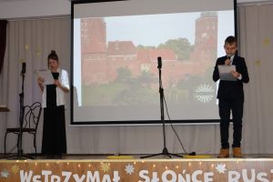 Uczeń i uczennica występują na scenie
