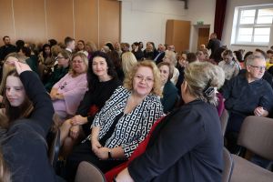 Widok na publiczność zgromadzoną w sali