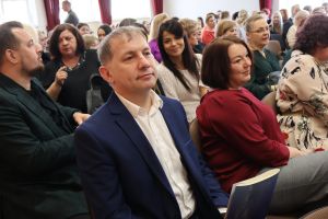 Zaproszeni goście i nauczyciele siedzą na widowni (4)