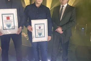 Burmistrz wspólnie z laureatami pozują do zdjęcia (5)