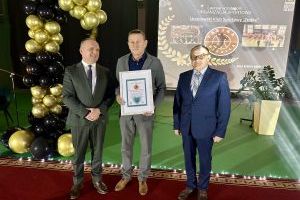 Burmistrz oraz Przewodniczący Rady Miejskiej wspólnie z laureatam pozuje do zdjęcia