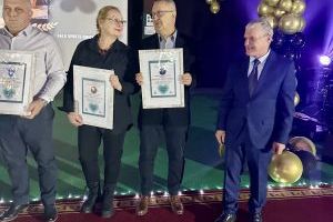 Radny Miejski wspólnie z laureatami pozują do zdjęcia (2)