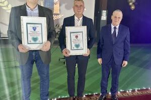 Radny Miejski wspólnie z laureatami pozują do zdjęcia