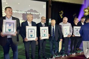 Laureaci pozują do zdjęcia (8)