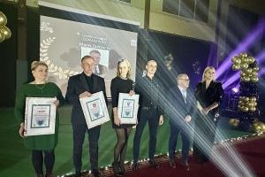 Przewodniczący Rady Miejskiej oraz Skarbnik Miasta wspólnie z laureatami pozują do zdjęcia