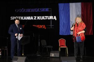 Organizatorzy przemawiają na scenie