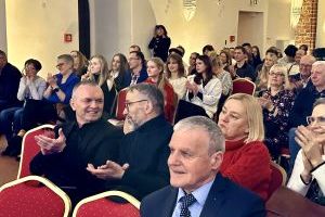 Widok publicznośći na sali rycerskiej zamku