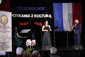 Wykonawczyni śpiewa na scenie (4)