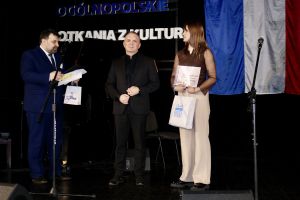Burmistrz i dyrektor liceum wręczają nagrody