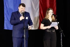 Dyrektor liceum przemawia na scenie