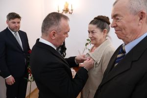 Burmistrz przypina medal jubilatce (2)