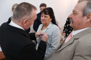 Burmistrz przypina medal jubilatce (4)