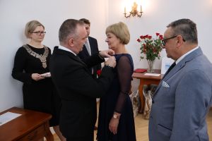 Burmistrz przypina medal jubilatce(2)