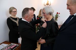 Burmistrz przypina medal jubilatce(10)