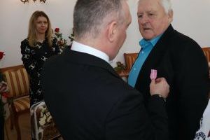Burmistrz przypina medal jubilatce(14)