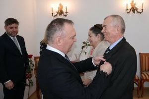 Burmistrz przypina medal jubilatowi (2)