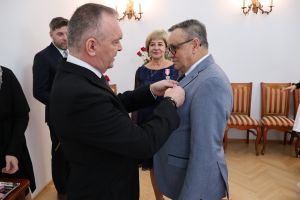 Burmistrz przypina medal jubilatowi (3)