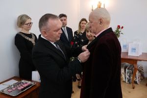 Burmistrz przypina medal jubilatowi (9)