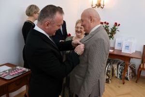Burmistrz przypina medal jubilatowi(7)