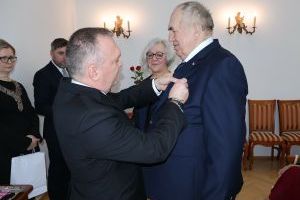 Burmistrz przypina medal jubilatowi(11)