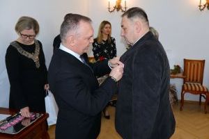 Burmistrz przypina medal jubilatowi(13)