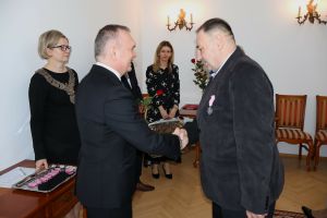 Burmistrz składa gratulacje jubilatowi