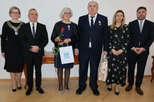 Jubilaci oraz władze pozują do zdjęcia (5)