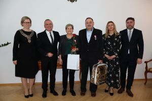 Jubilaci oraz władze pozują do zdjęcia (6)