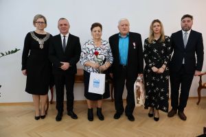 Jubilaci oraz władze pozują do zdjęcia (7)