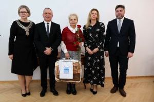 Jubilaci oraz władze pozują do zdjęcia (8)