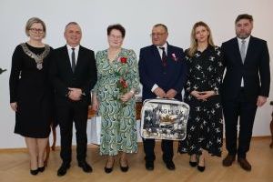 Jubilaci oraz władze pozują do zdjęcia (9)