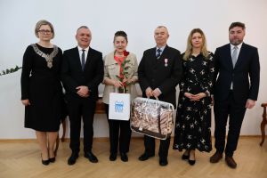 Jubilaci oraz władze pozują do zdjęcia (10)