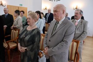 Jubilaci słuchają podziękowań burmistrza (5)