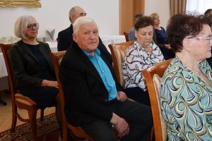 Jubilaci słuchają podziękowań od burmistrza (2)
