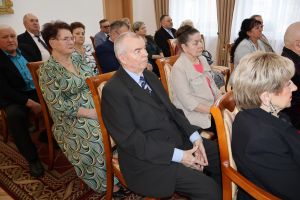 Jubilaci słuchają podziękowań od burmistrza