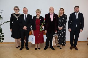 Jubilaci w towarzystwie burmistrza i wicestarosty pozują do zdjęcia (4)